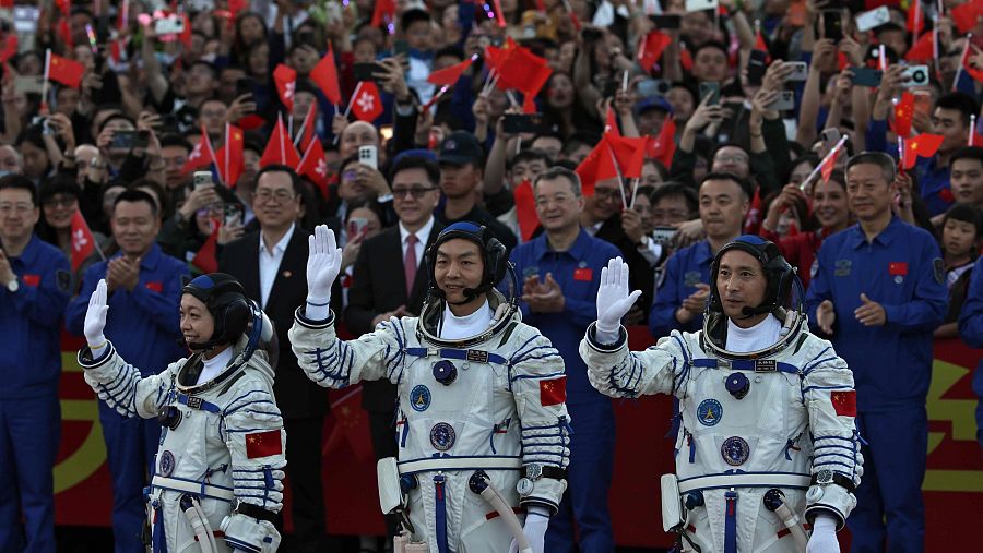 Los astronautas de la misión Shenzhou-23, Lai Ka-ying, Zhang Zhiyuan y Zhu Yangzhu saludan al público