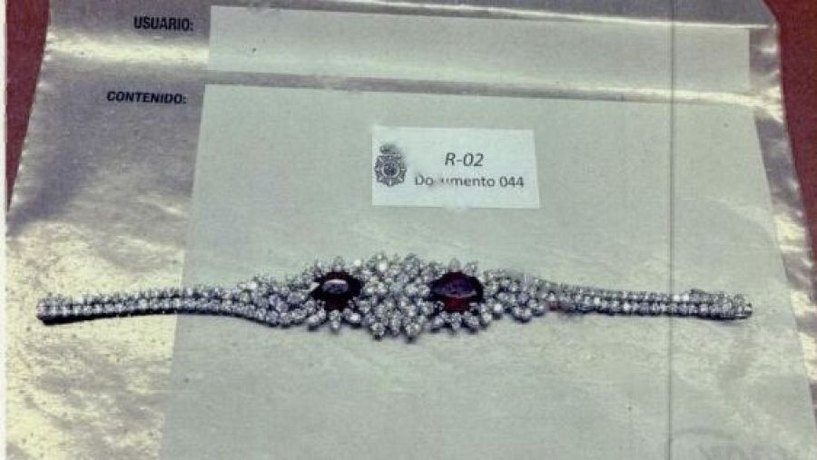 Brazalete encontrado durante el registro en el despacho de José Luis Rodríguez Zapatero.