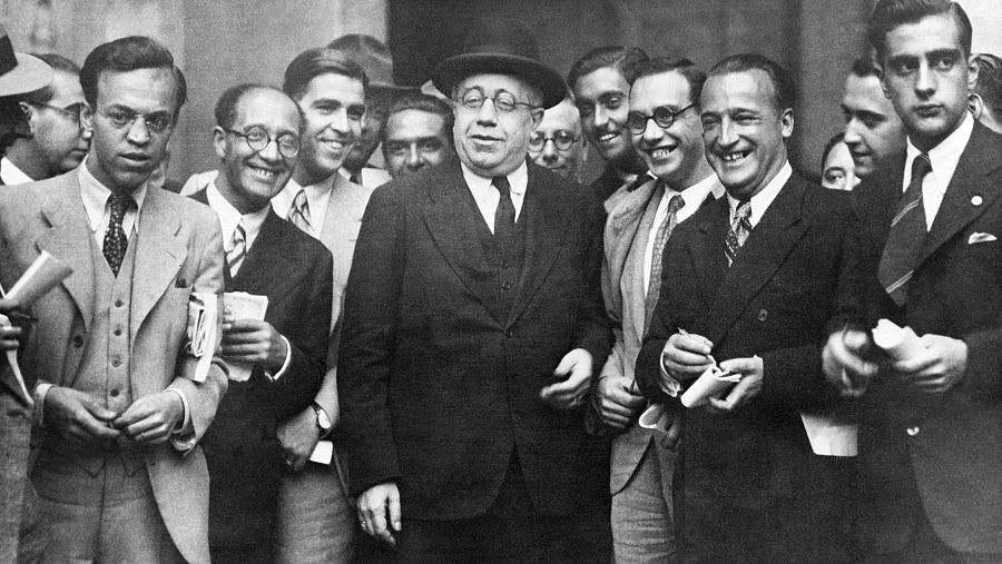 El presidente de la Segunda República española, Manuel Azaña, rodeado de periodistas en 1936.