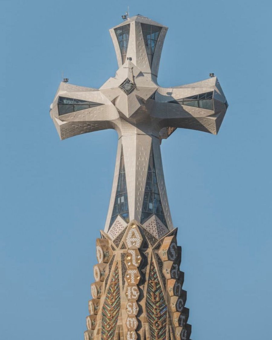 Imatge de la creu de la Torre de Jesús de la Sagrada Família