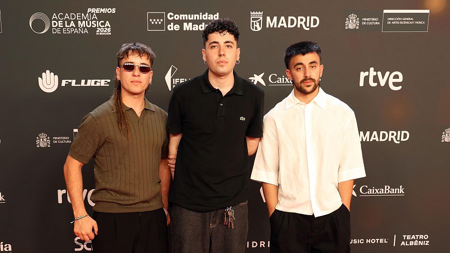 Los componentes de Sanguijuelas del Guadiana en la alfombra roja, premio a mejor nuevo artista