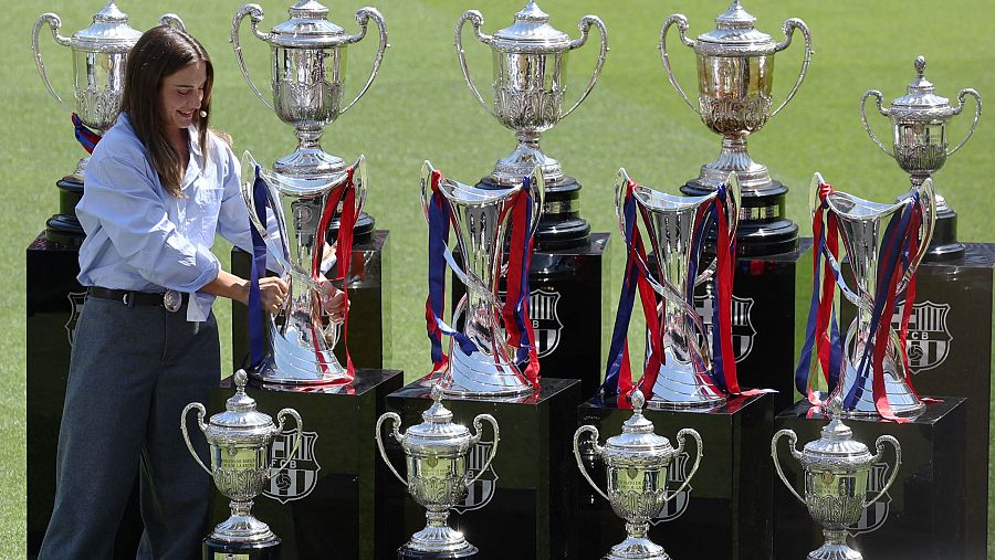 La futbolista ha posado con todos los títulos que ha logrado con el Barça.
