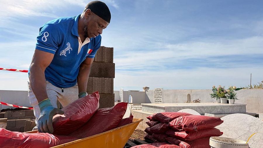Un voluntario musulman en el cementerio
