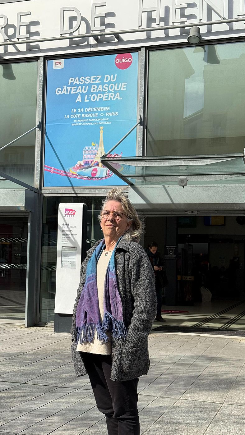 Aintzane Lasarte, activista de Bidasoa Etorkinekin, frente a la estación de tren de Hendaya
