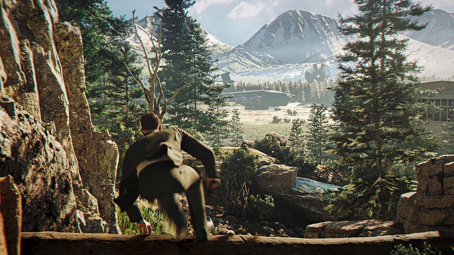 Un personaje salta un tronco de madera en pleno bosque. Es una secuencia de acción del videojuego 007 First Light