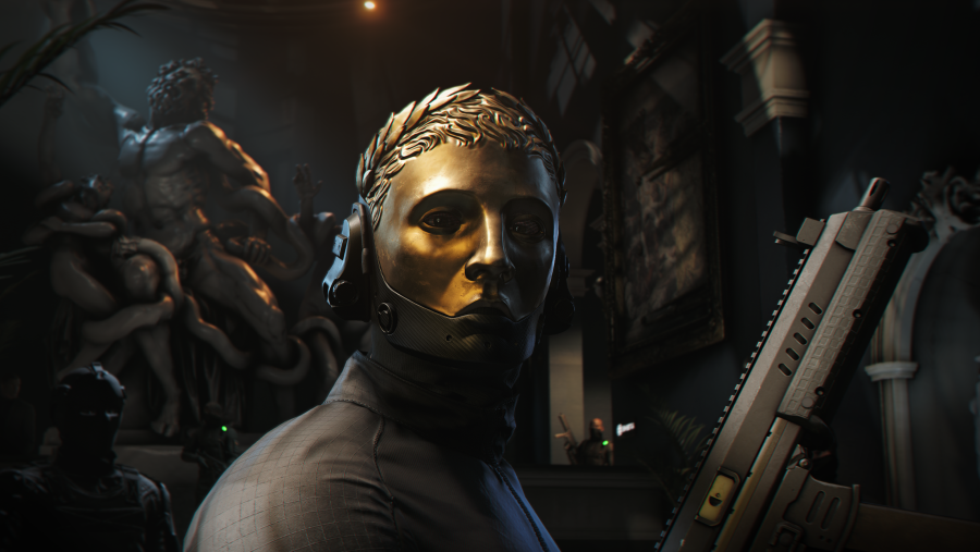 Imagen del videojuego 007 First Light. Un personaje vestido de negro con una máscara dorada y un arma en la mano