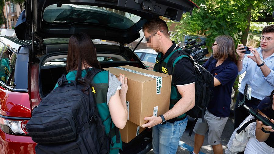 Agentes de la Unidad Central Operativa (UCO) de la Guardia Civil se encuentran desde primera hora de este miércoles en la sede central del PSOE en la calle Ferraz de Madrid para requerir información en relación al caso Leire Díez.