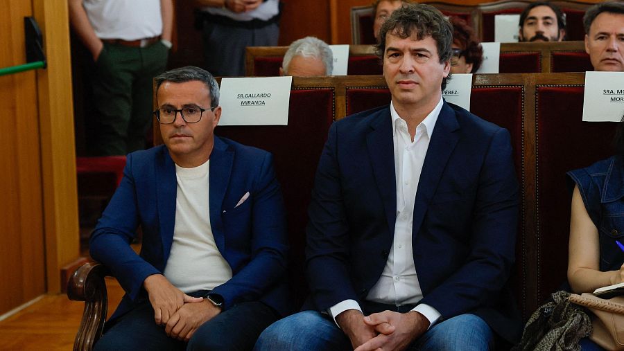 El exlíder del PSOE extremeño, Miguel Ángel Garrido (i) y el hermano del presidente del gobierno David Sánchez en la Audiencia Provincial de Badajoz.