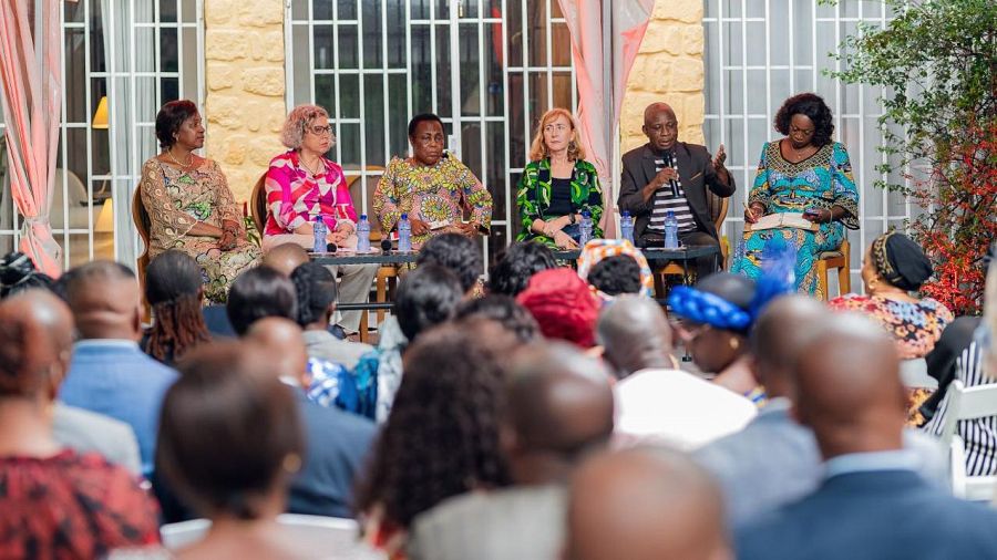 Mesa redonda en Kinshasa sobre violencias machistas y medios de comunicación, con seis ponentes: Rose Masala, Carolina Pecharromán, Julienne Lusenge, Carmen Díez Orejas, Cyrille Kileba y Caddy Adzuba.