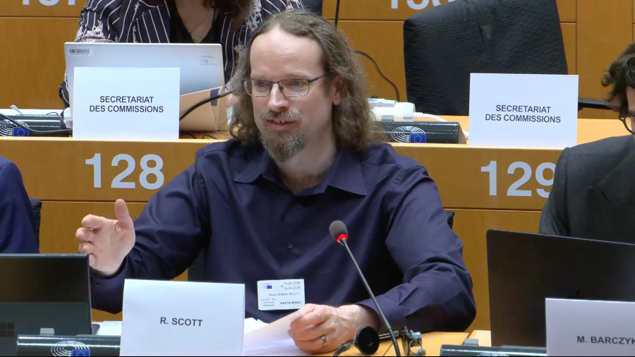 Ross Scott, fundador de Stop Destroying Games, en el Parlamento Europeo