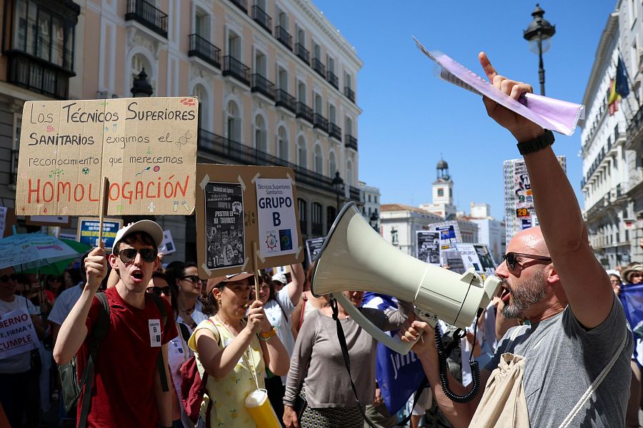 Manifestación frente al Ministerio de Hacienda para que desbloquee la reclasificación de los Técnicos Superiores Sanitarios
