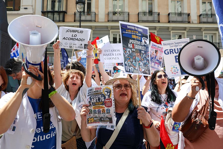 Manifestantes durante una concentración de Técnicos Superiores Sanitarios (TSS) frente al Ministerio de Hacienda