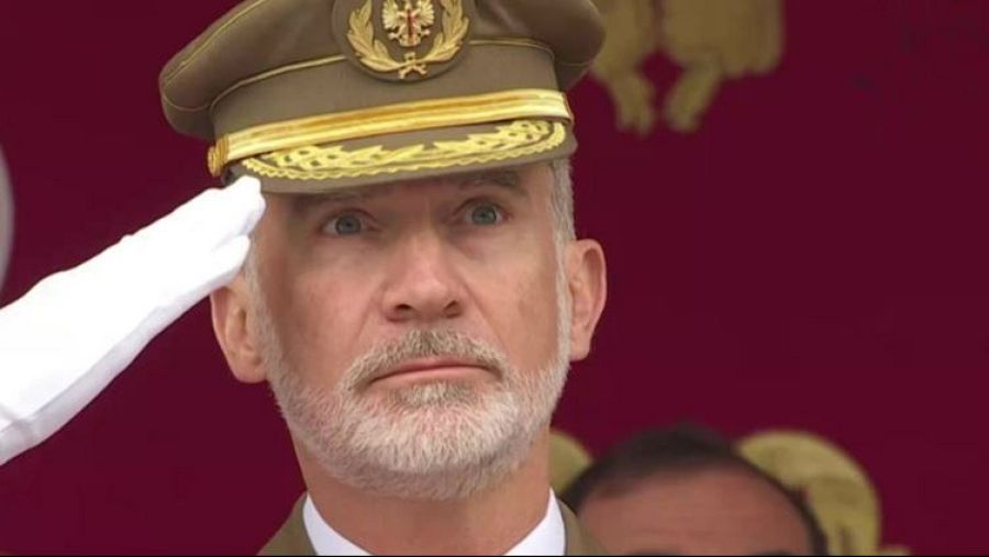 Desfile del Día de las Fuerzas Armadas 2026: la insólita imagen de la bandera que no se pudo izar