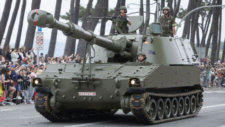 Día de las Fuerzas Armadas 2026: las imágenes del desfile militar en el que no se pudo izar la bandera