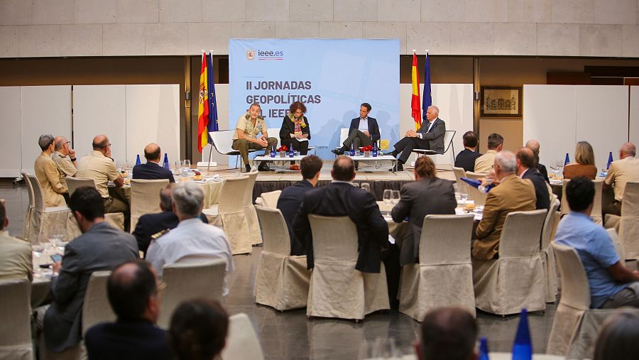 Bados, Ana Palacio, Colomina y Borrell durante debate