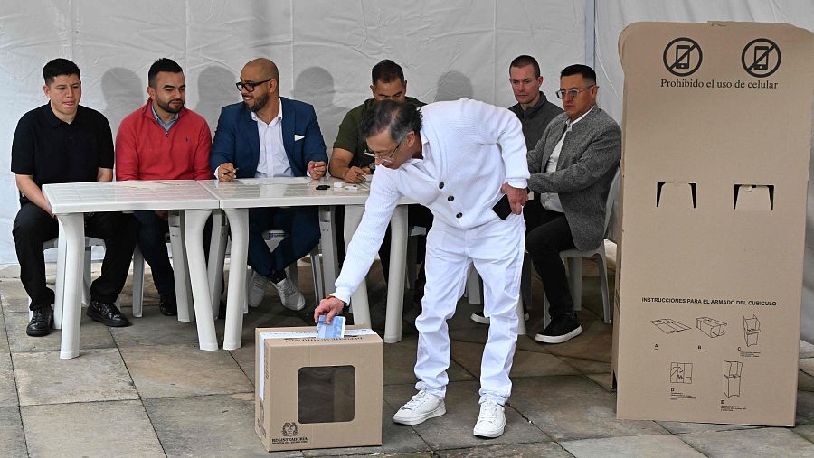 Petro deposita su voto en un colegio electoral en Bogotá