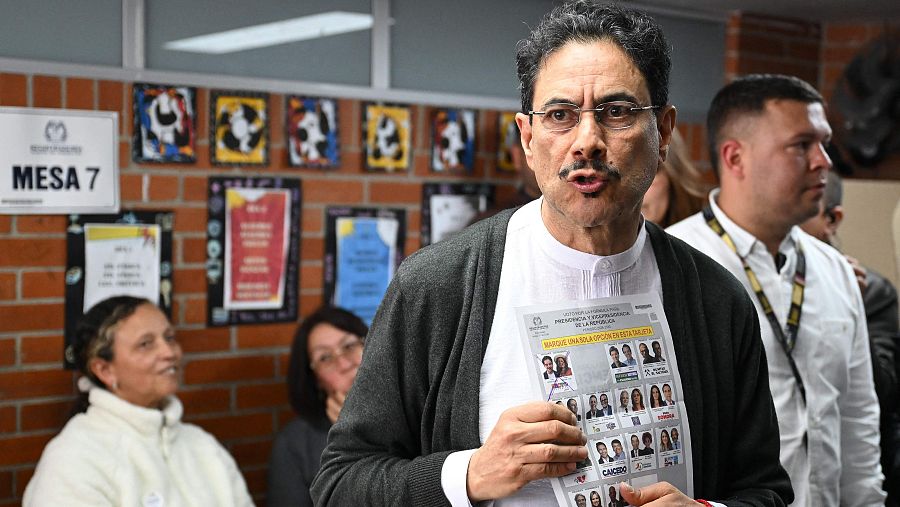Iván Cepeda vota en Bogotá