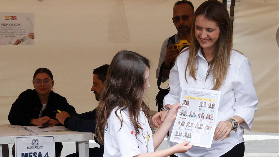 Paloma Valencia, acompañada de su hija, antes de votar en Bogotá
