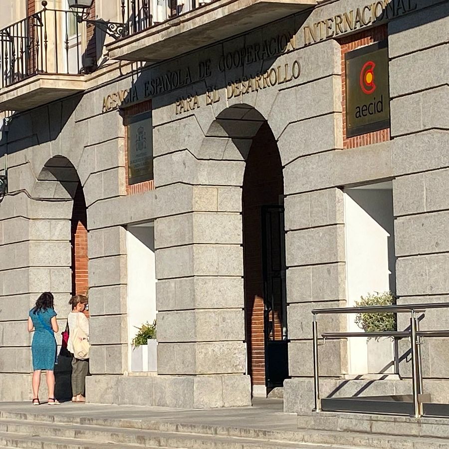Algunas de las mujeres haciendo cola para participar en el Foro Feminista de la Sociedad Civil sobre Política Exterior.