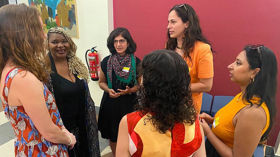 Mujeres procedentes de casi todo el mundo debaten sobre feminismo en Madrid.