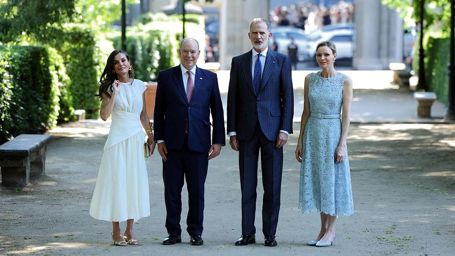 Los reyes, acompañados por el príncipe Alberto de Mónaco y la princesa Charlène de Mónaco, visitan dos exposiciones este lunes en el Real Jardín Botánico de Madrid.