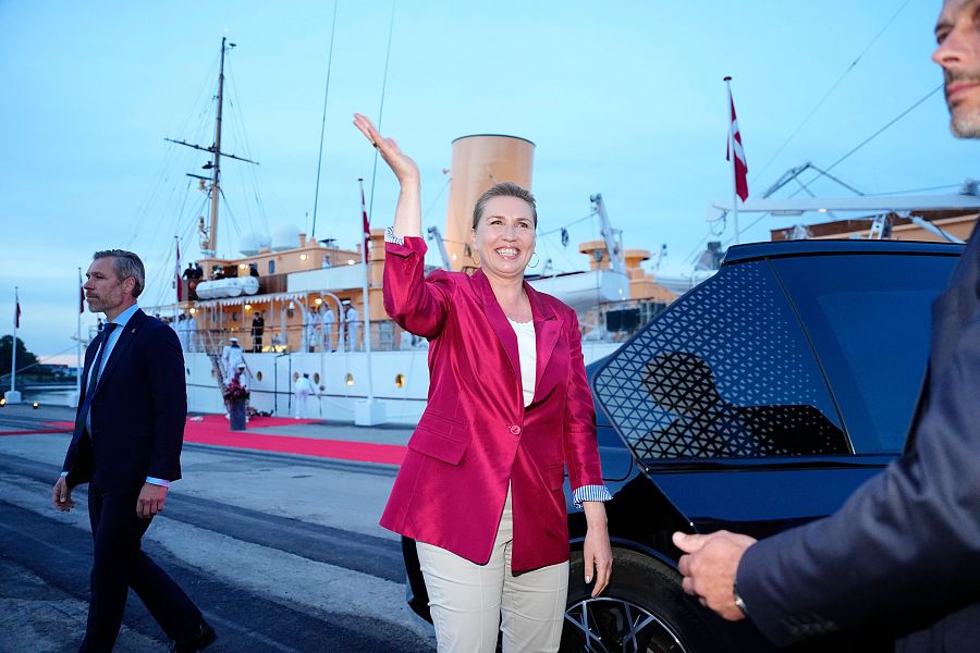 La primera ministra en funciones de Dinamarca, Mette Frederiksen, saluda al ser recibida por el rey de Dinamarca a bordo del yate real Dannebrog