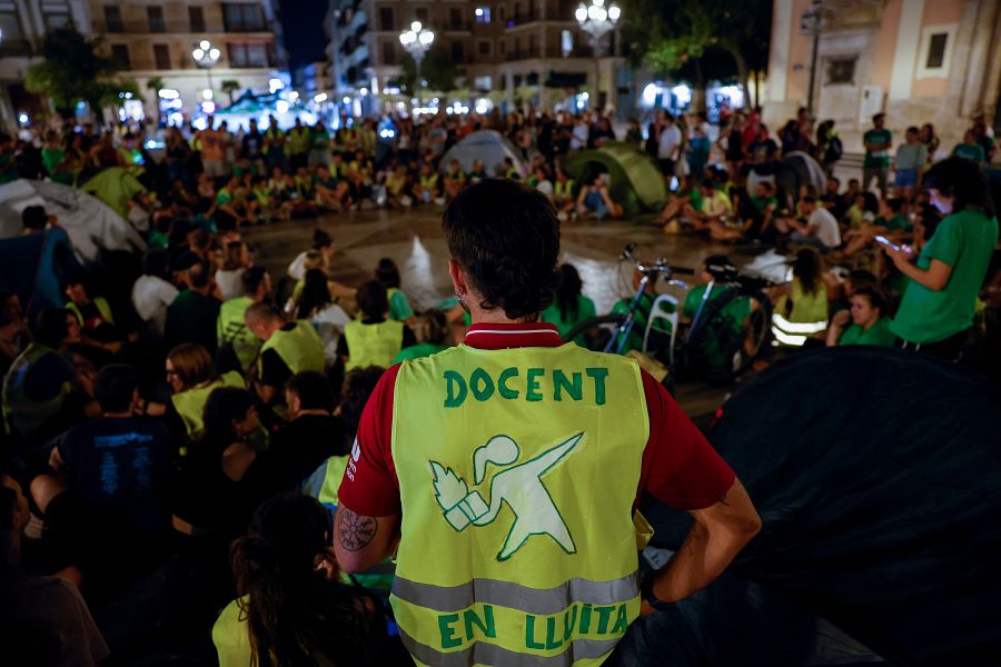 Docentes acampan en la plaza de la Virgen de València