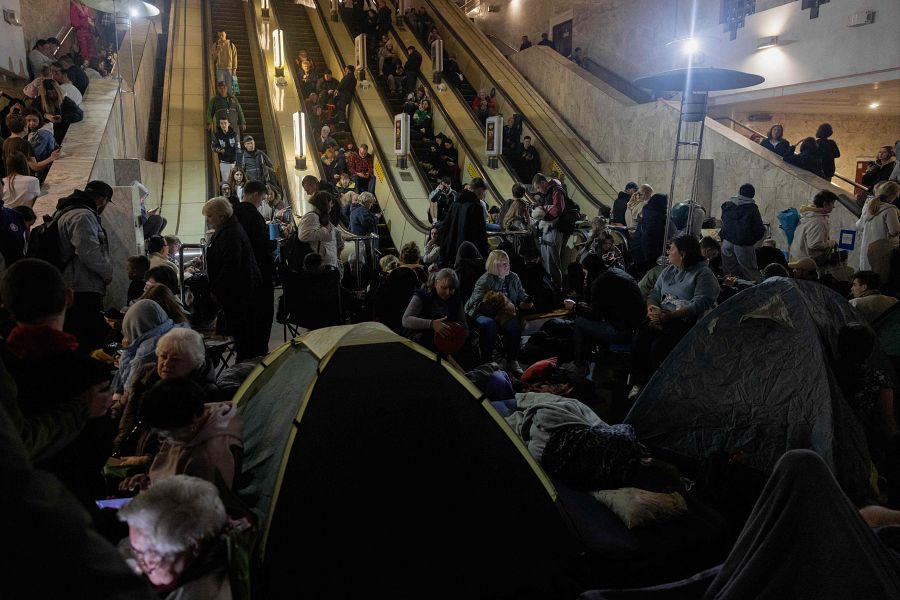Cientos de personas se refugian en las estaciones de metro de Kiev ante el ataque ruso