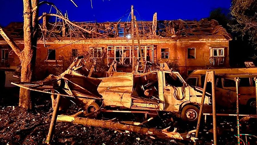 Un edificio parcialmente destruido en Dnipro tras los ataques rusos en la zona