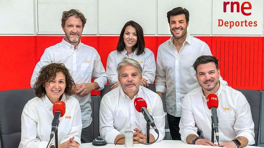 Seis personas, tres hombres y tres mujeres, posan en un estudio de radio con camisas blancas de 