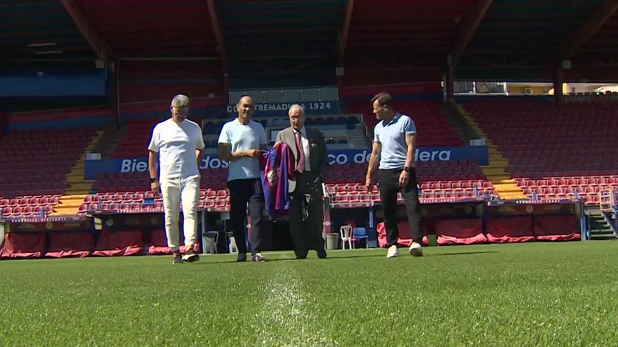 Pedro Nieto, presidente del C.F. Extremadura, junto a los futbolistas Pedro José, Manuel y Tirado, celebran el 30 aniversario del ascenso en el Estadio Francisco de la Hera.