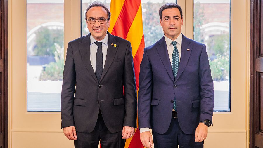 El presidente del Parlament, Josep Rull, recibe al lehendakari, Imanol Pradales, en la Cámara catalana.