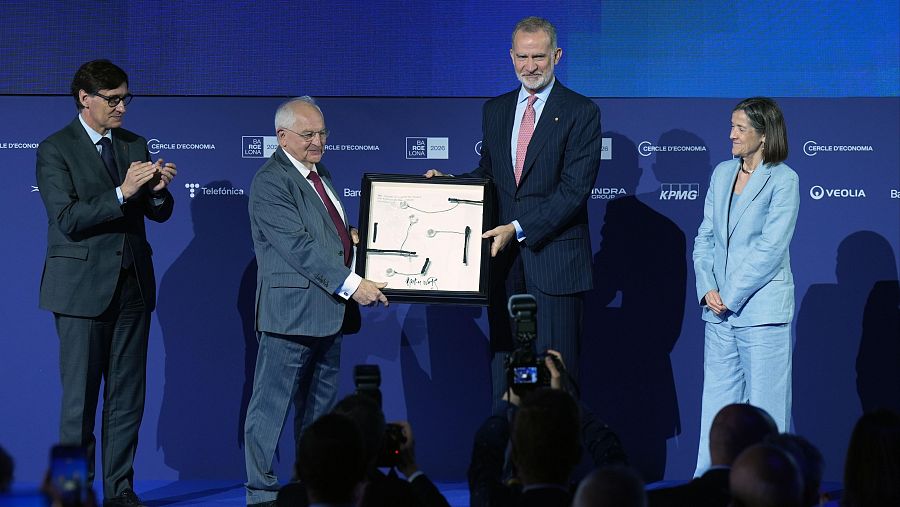 El rey Felipe VI y el president de la generalitat de Catalunya, Salvador Illa, durante la entrega el Premio Cercle d'Economia a la Construcción Europea al editor asociado del 'Financial Times', Martin Wolf.
