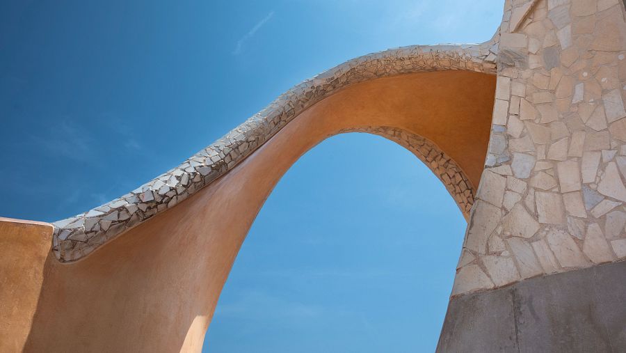 A través de diferents mirades expertes, l'arquitecta Anna Solé descobreix el valor arquitectònic de 'La Pedrera'