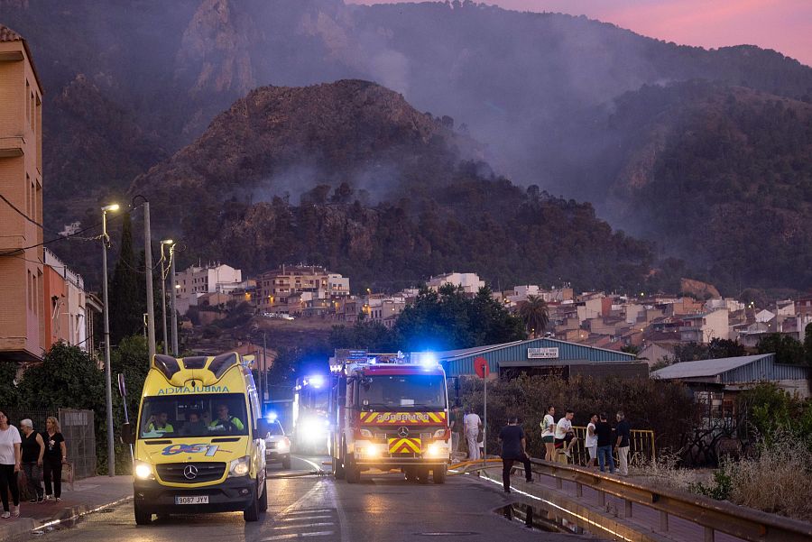 Trabajos en la extinción del incendio forestal declarado en el parque regional de El Valle-Carrasco