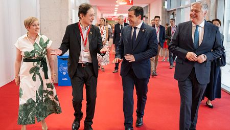 El embajador de Japón, Hiroshi Yamauchi (2º por la izquierda), visita Fenavin junto al presidente de la Feria y la Diputación de Ciudad Real, Miguel Ángel Valverde (2º por la derecha)