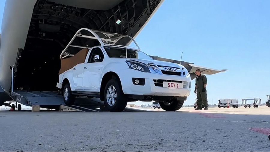 El papamóvil de León XIV en Barcelona, basado en una Isuzu D-Max.