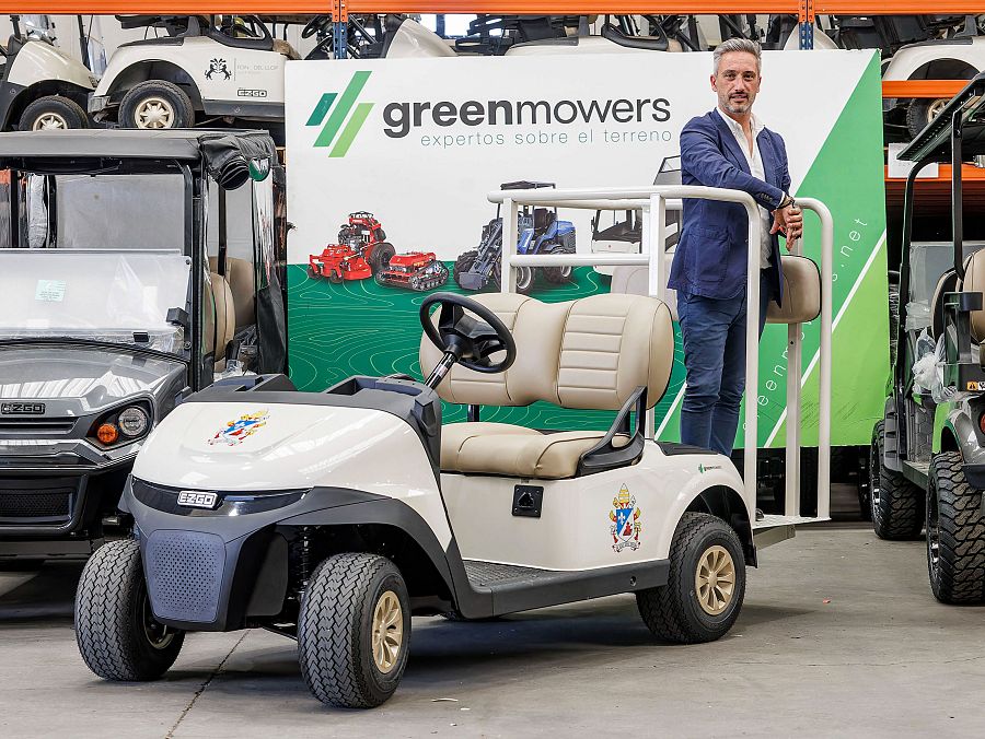 El papamóvil de León XIV en el Bernabéu: un buggy de golf eléctrico