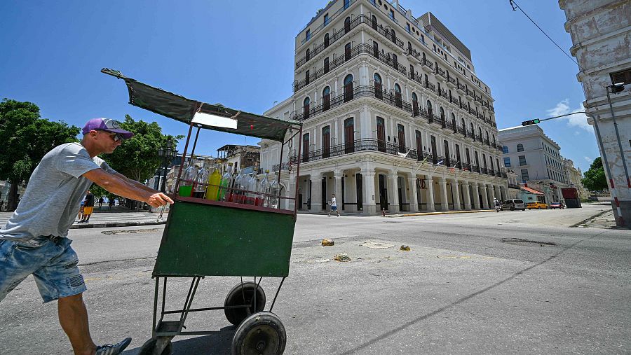Vendedor de refrescos frente al Mistic Hotel, operado por Blue Diamond.