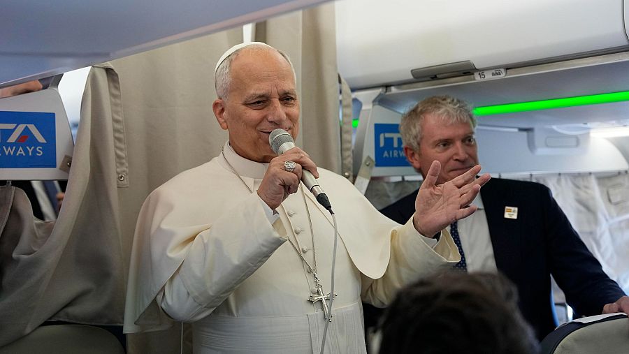 El papa, a bordo del avión