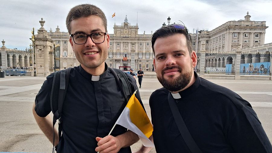 Juan José y Francisco, dos jóvenes sacerdotes esperan a León XIV
