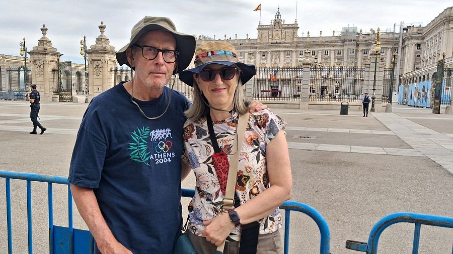 Maria José y su marido esperan a León XIV frente al Palacio Real