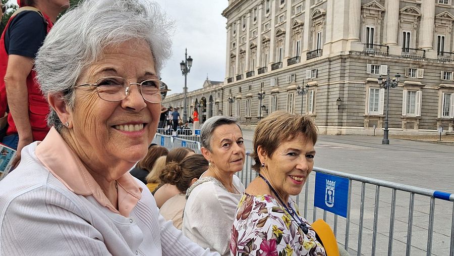 Mari Carmen, Maria Pilar y Cati esperan la llegada de León XIV frente al Palacio Real