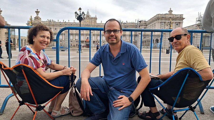 José Ángel, Antonio y Conchi, esperan la visita del papa frente al Palacio Real