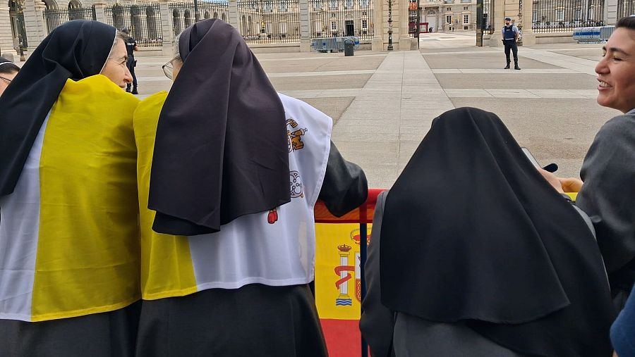 Un grupo de religiosas espera la llegada de León XIV