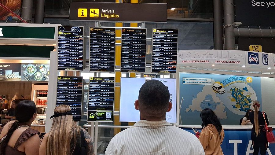 En los paneles que indican el aterrizaje de los próximos vuelos no parece el de Ita Airways ITY 4000 que trae al primer papa agustino