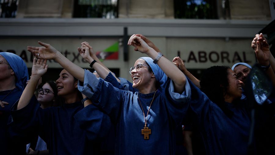 Un grupo de religiosas saludan al papa