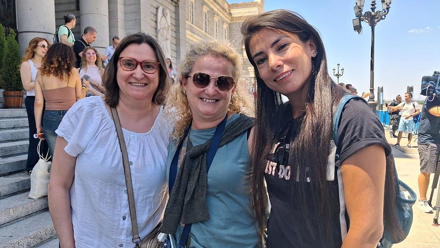 Ana, Maria Eugenia y Carolina, se han hecho amigas mientras esperaban la salida de León XIV del Palacio Real