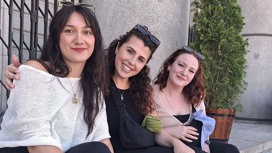 Genevieve, Laetycia y Mariane, turistas canadienses que han asistido a la salida de León XIV del Palacio Real