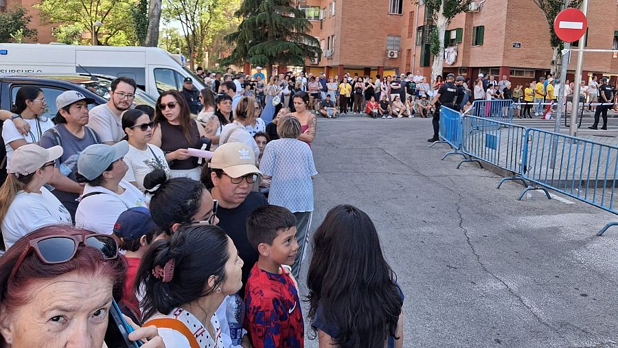 Los vecinos del barrio se agolpan en torno al Cedia aprovechando la sombra de los bloques de pisos